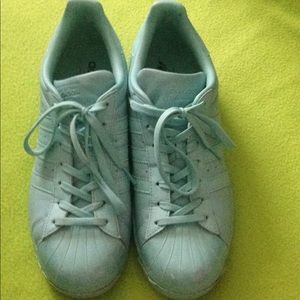 One day sale 🔥🔥🔥🔥Women's Adidas SZ 10no tear